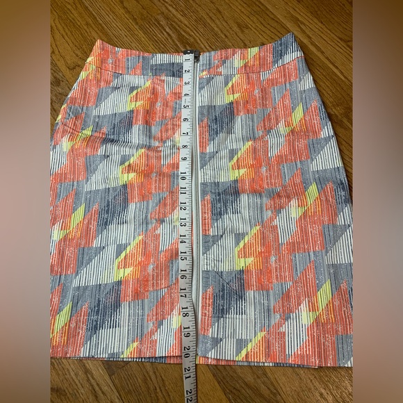 Inspired Style Geometric Abstract Print Full Front Zip Pencil Skirt - Size 4 - Picture 6 of 7